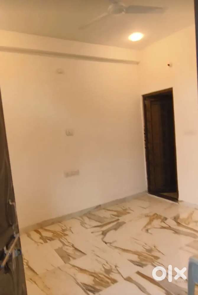 42lakh me 3 manzil main road touch makan ( 27 hajar rental income)