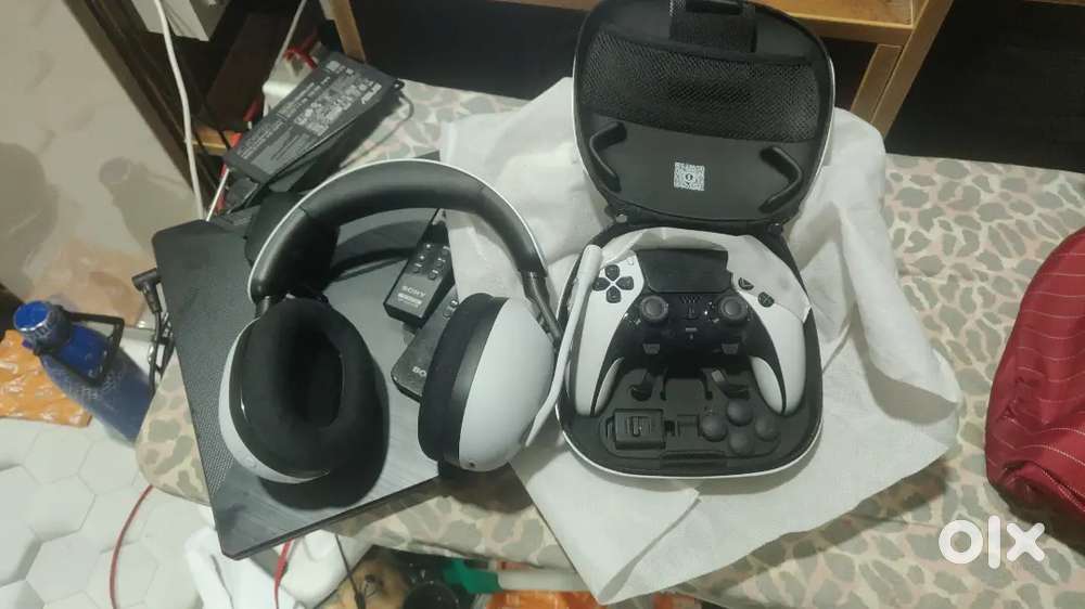 Sony Inzone H7 headphones n ps5 dualsense edge
