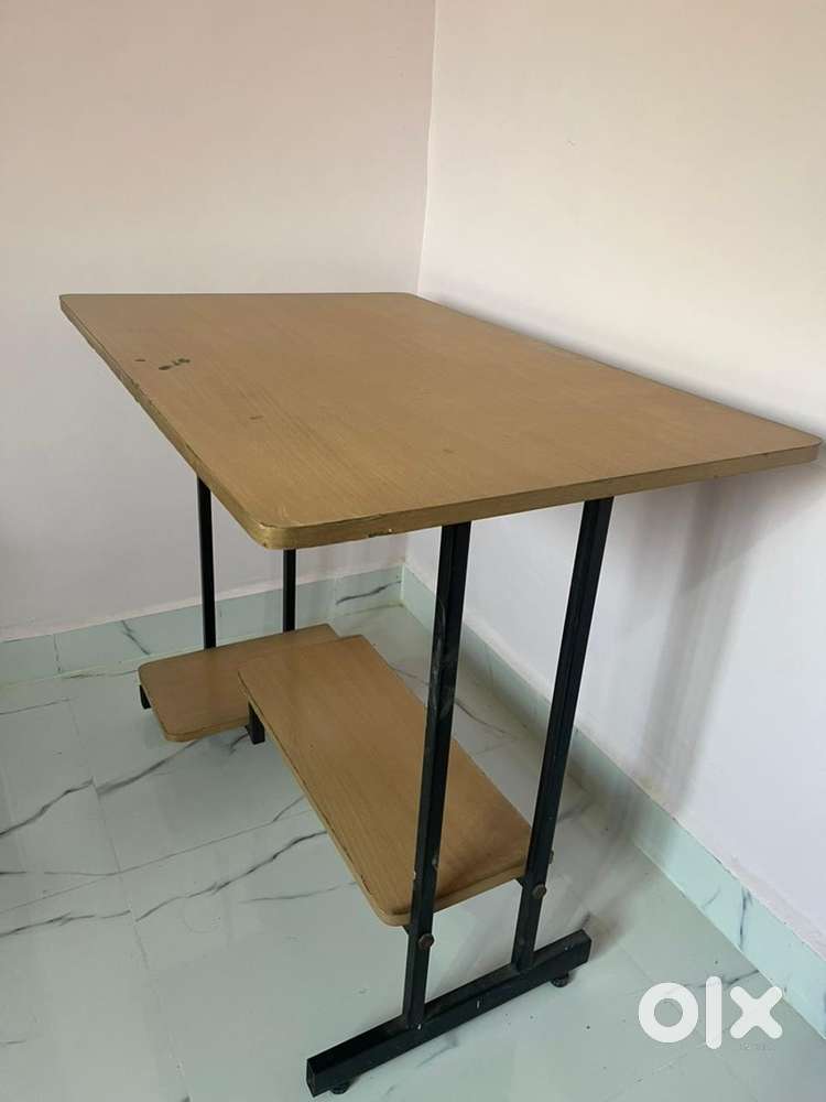 Computer table