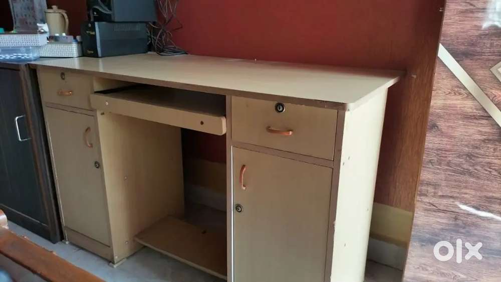 Computer table wooden