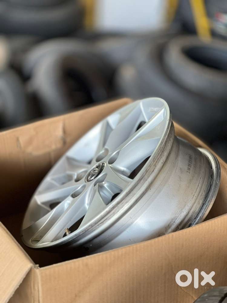 No scratch,16 inch alloy wheel Innova crysta