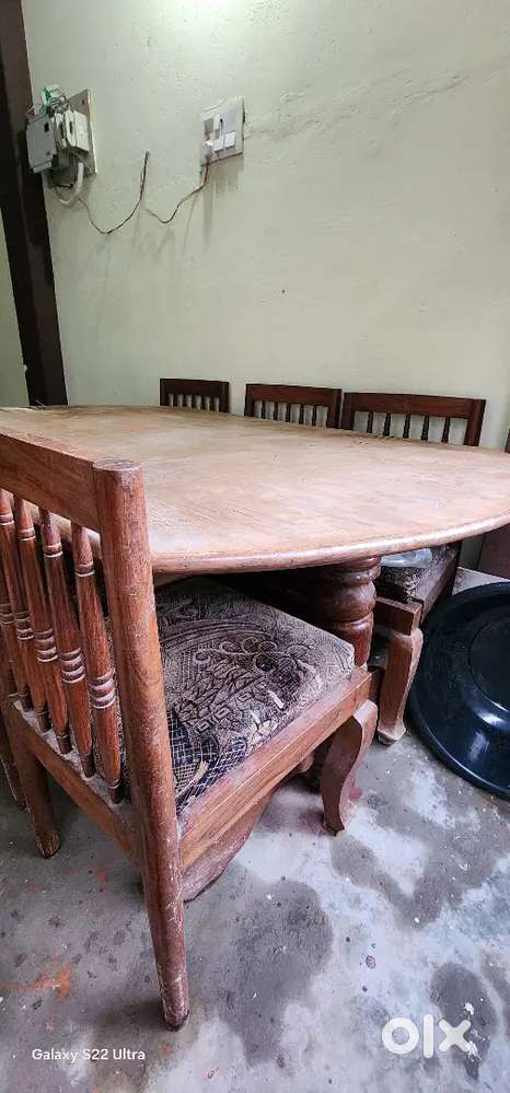 There is a Dining table of sheesham wood