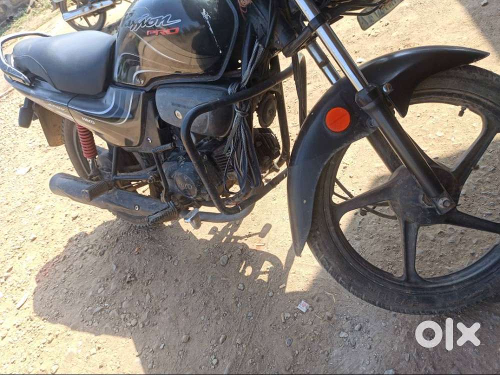 Gadi aetle kay ghare nay ho