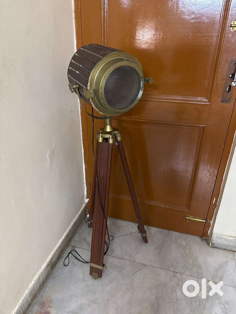 Tripod lamp