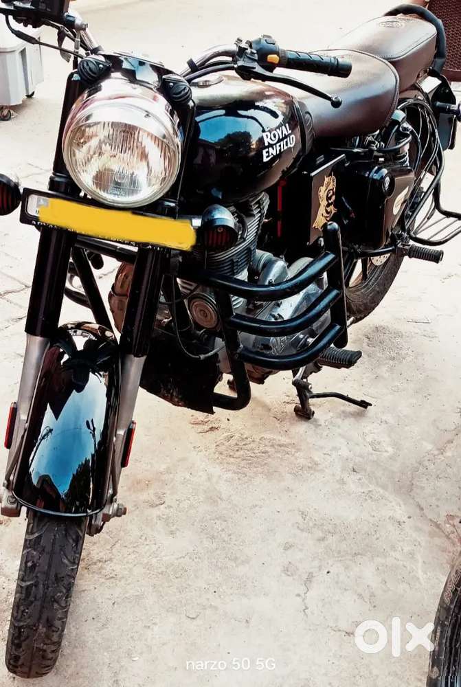 Classic 350 black. Like a new condition.
