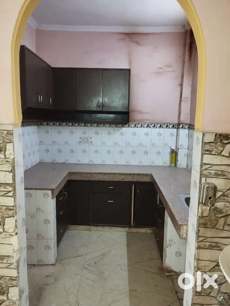 100sq.yd 2nd Floor, 2BHK 2Side prime location in uttam nagar