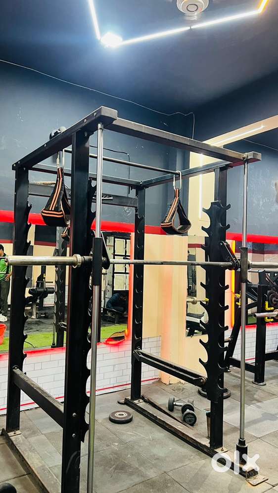 Smith machine andr functional trainer condition are good