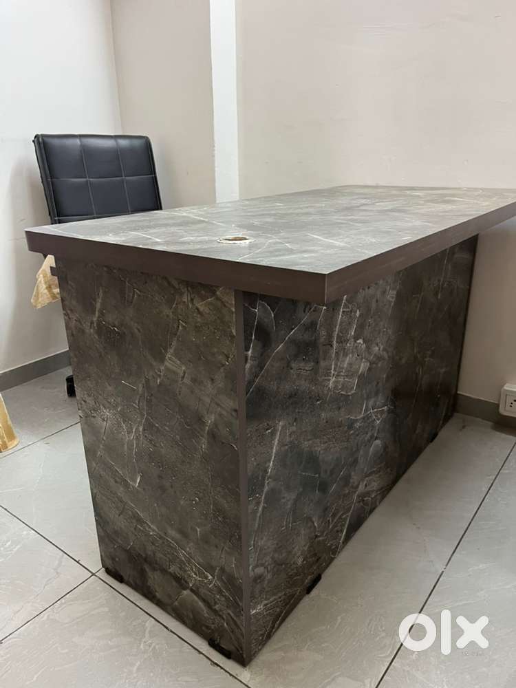COMPUTER TABLE