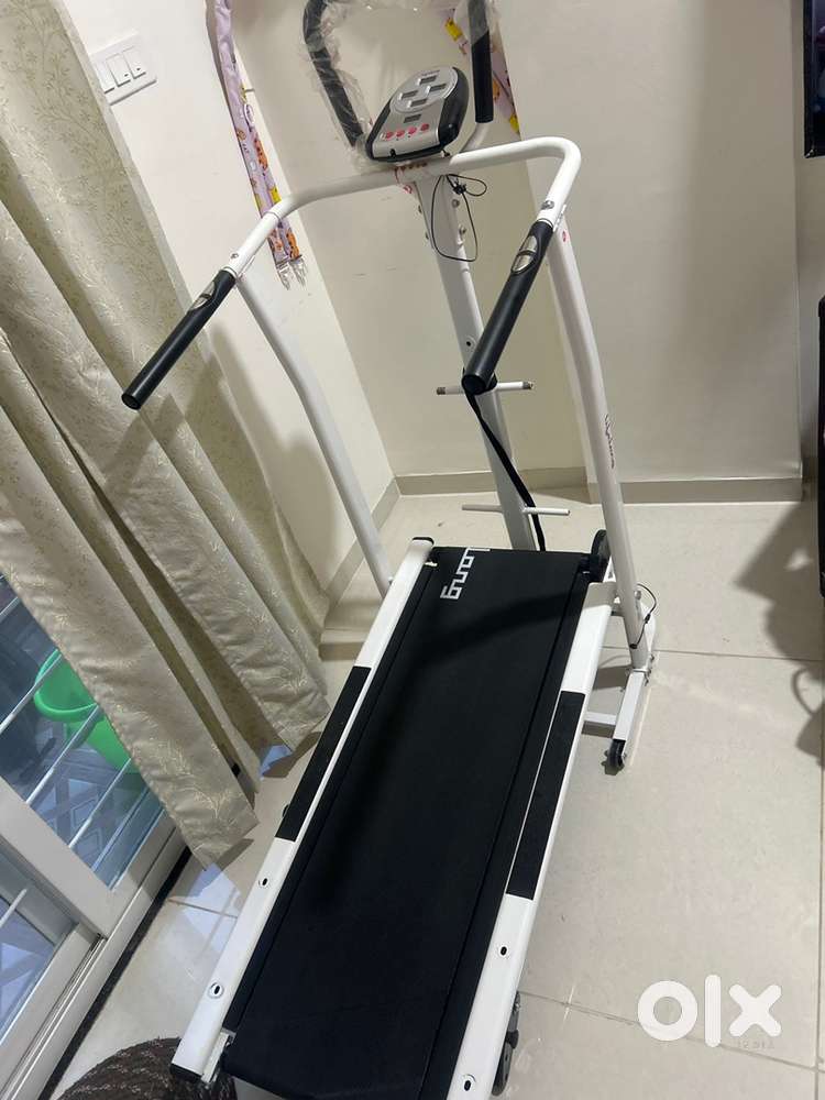 New less used manual treadmill machine.
