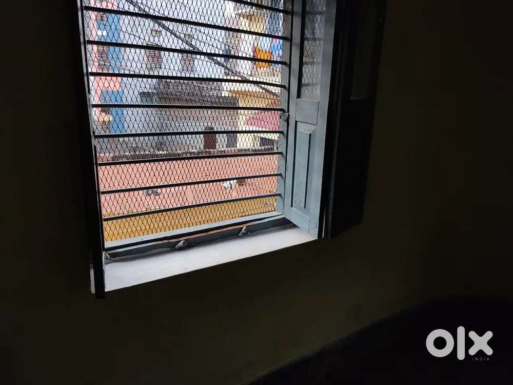 Bathroom & Kitchen Room sai connected nahi hai, 3BHK hai sirf family