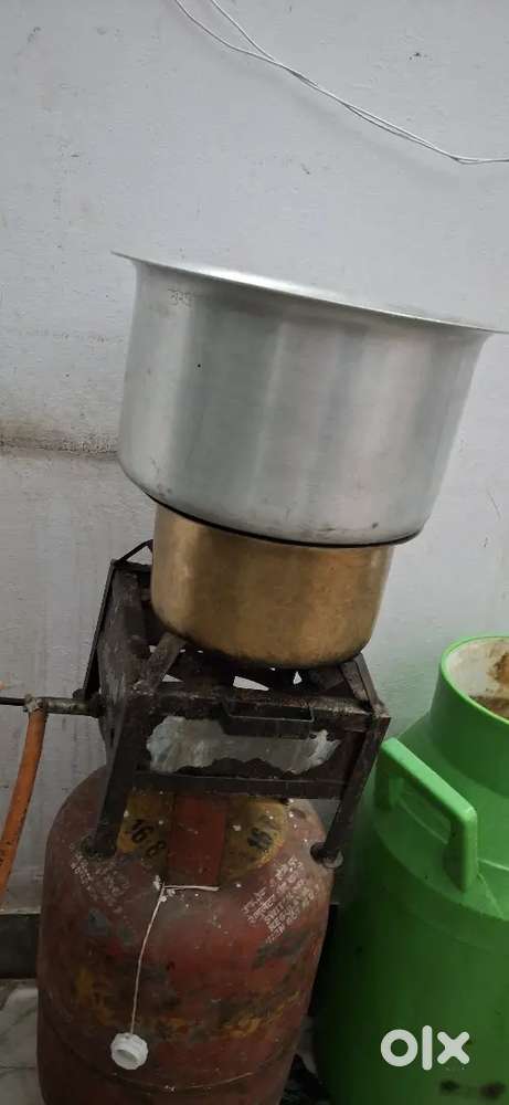 कचौरी समोसा बनाने के पूरे हलवाई के सामान है।
