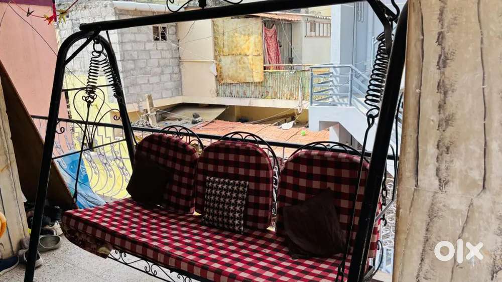 Steel swing with cusion