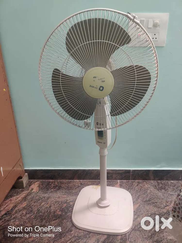 Table fan orient