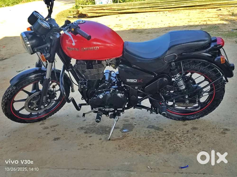 Royal Enfield Thunderbird 350x colour Red Black