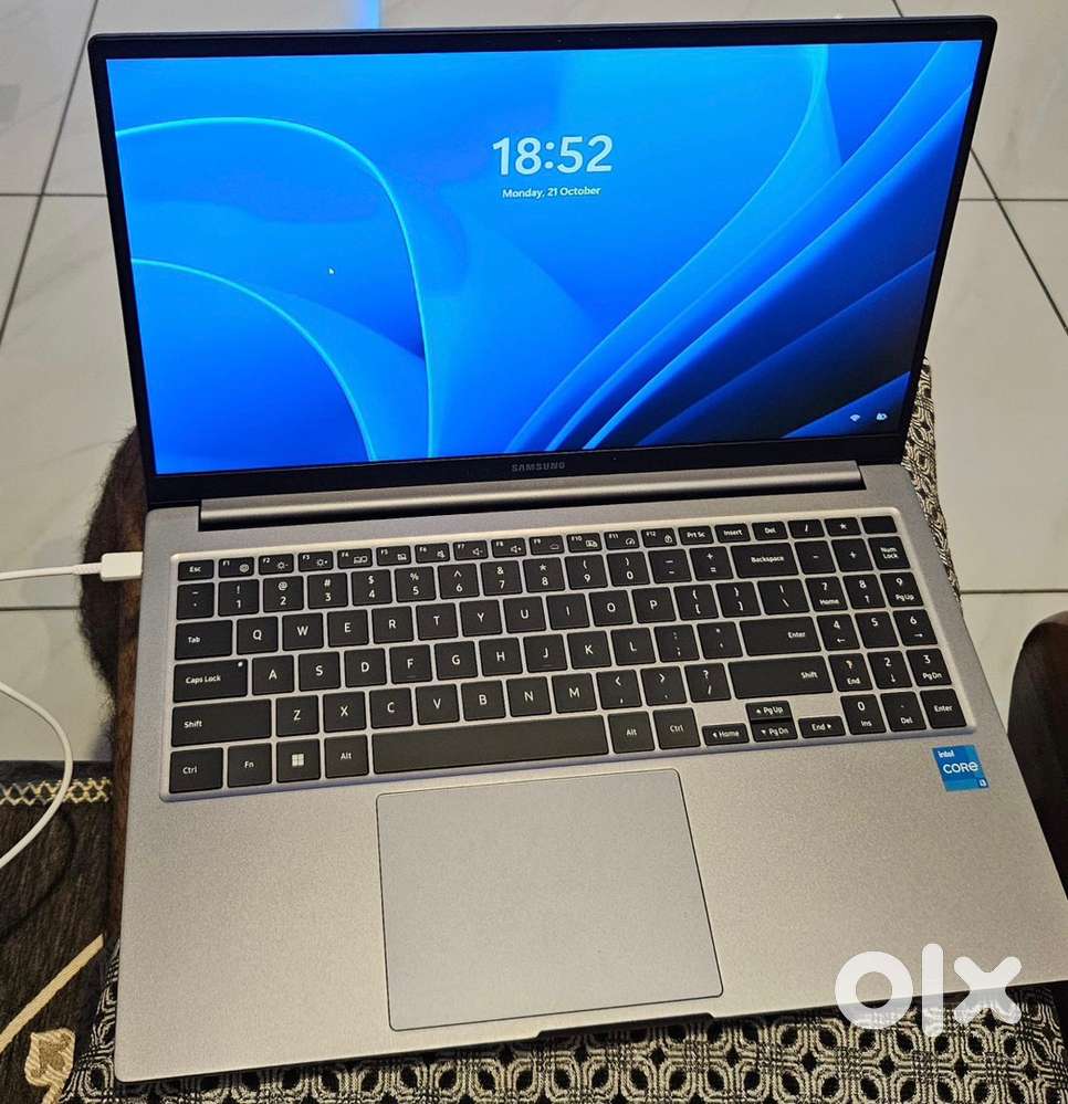 Laptop (4 months old) - Samsung Galaxy Book 4 - 15 inchs and 1.55 kgs
