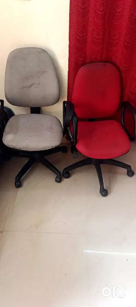 2 rolling chairs in a good condition