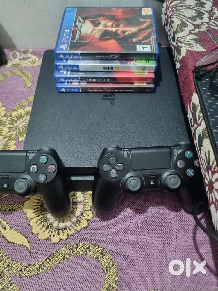 PS4 SLIM 1TB with 2 Controllers and 15 games with title like GTA5, RD2
