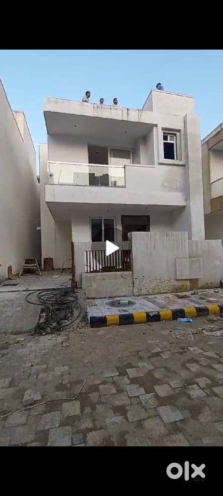 A NEWELY CONSTRUCTED VILLA IN A SOCITY, HAVING ALL NECESSARY AMENITIES