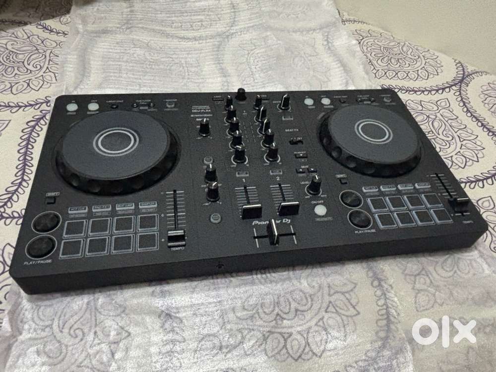 Pioneer DDJ FLX4 (mint condition- 2months old w bill, box & warranty)