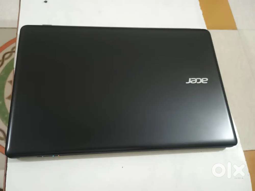 Acer Aspire E1 Touch Screen Laptop  Like New  With Charger