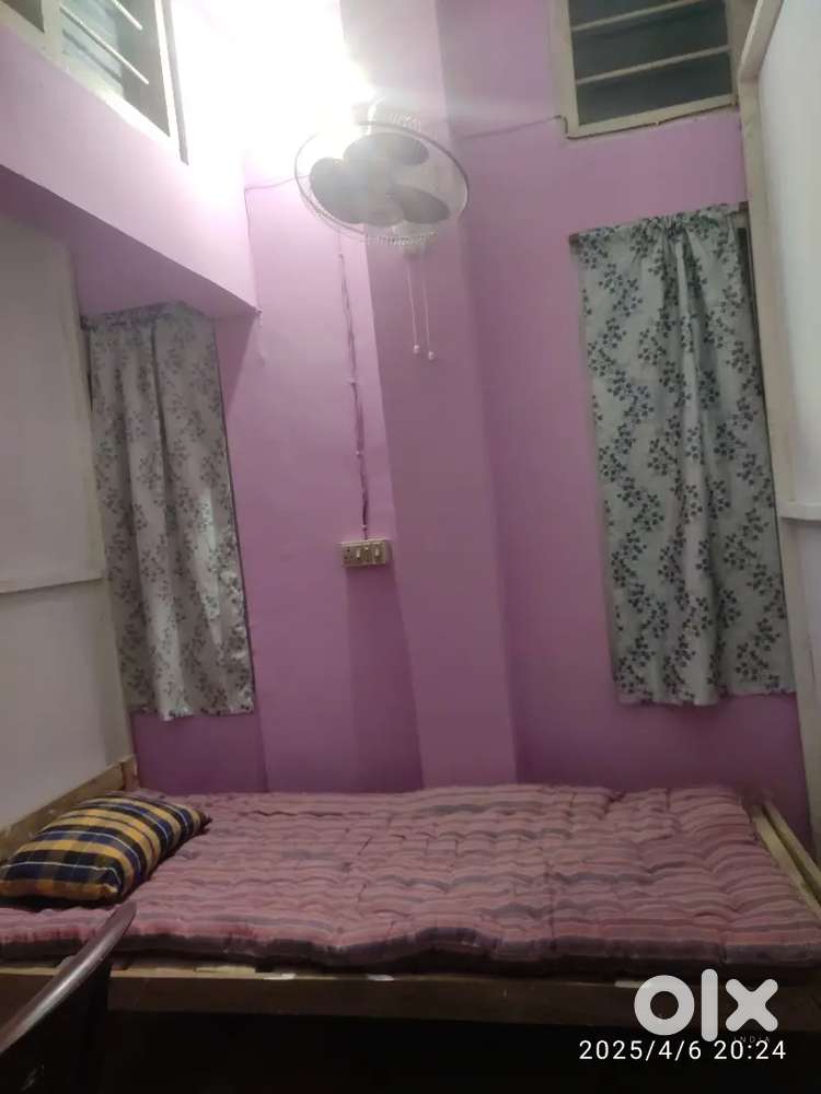 Girl's PG at zoo tinilali