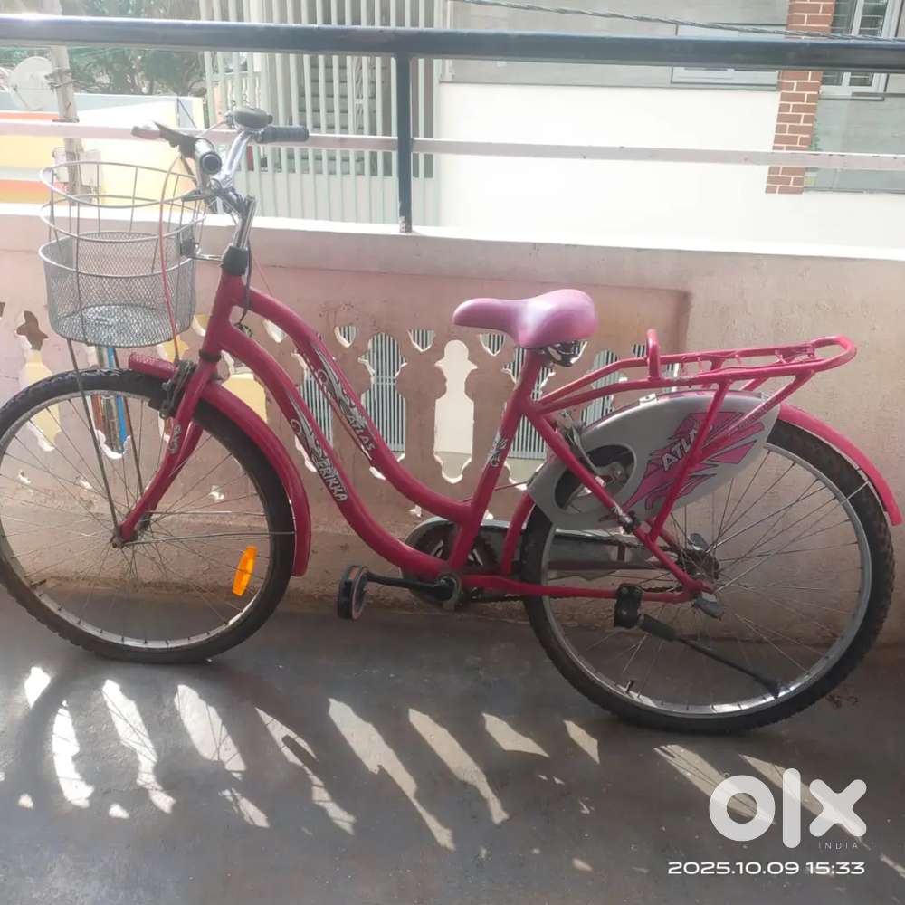Girls cycle with front basket