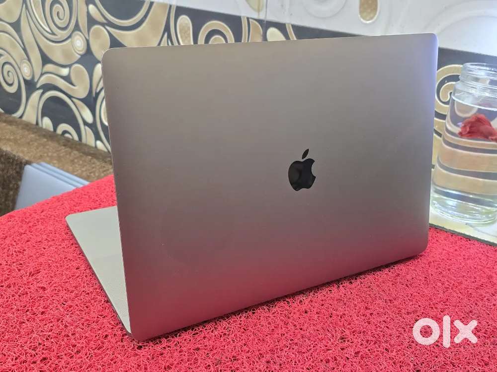 Apple Macbook Pro i9 16gb 512gb 5.5gb GRAPHICS 15inch Retina Touchbar