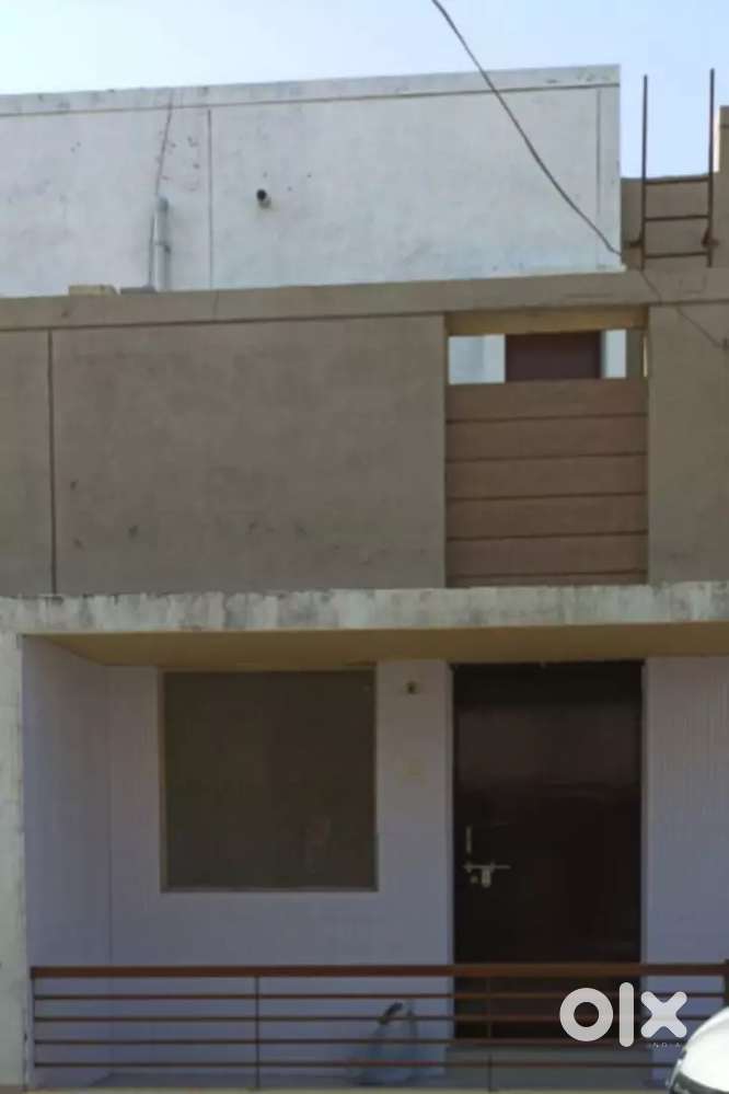 Well maintained, has front parking & has extra land back side,soc plot