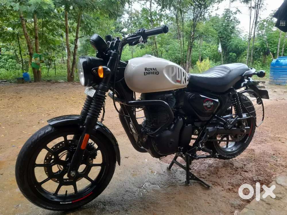 Hunter 350(Royal Enfield)tapper white colour.
