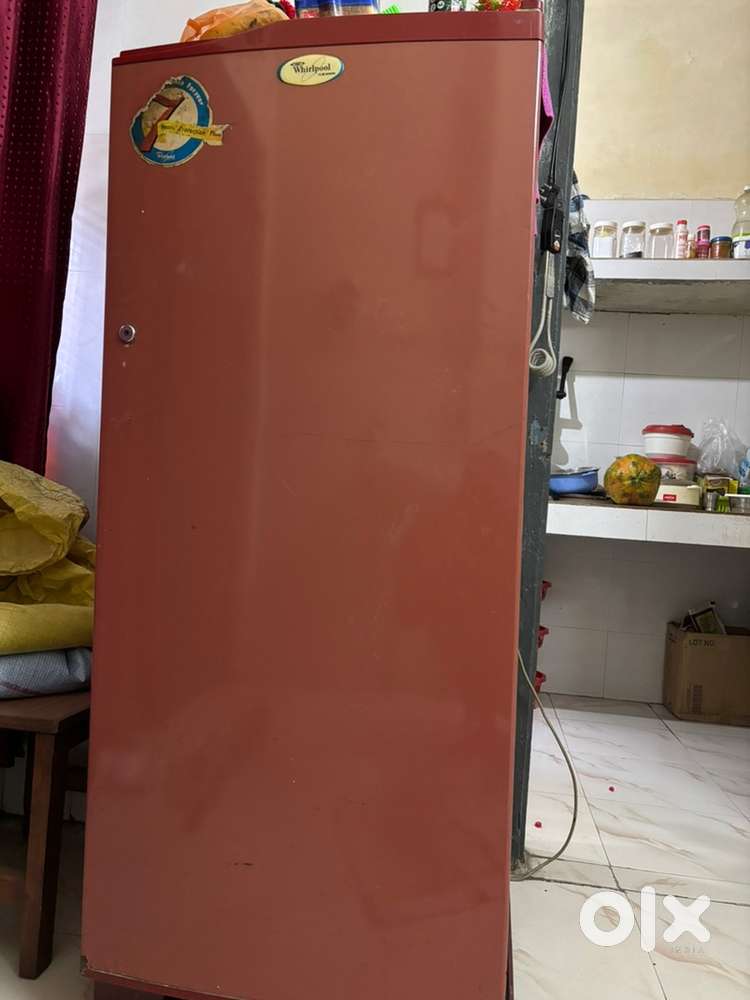 Whirlpool refrigerator with 220 liters storage capacity