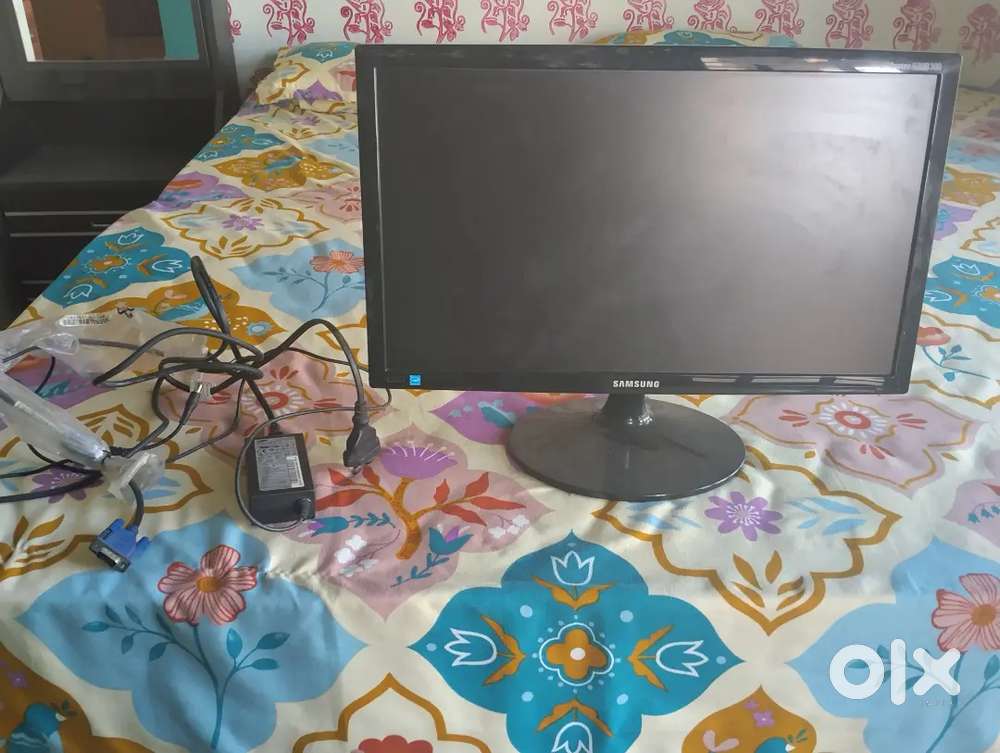 Samsung22 inch screen for sale good condition 2 year old with adaptor