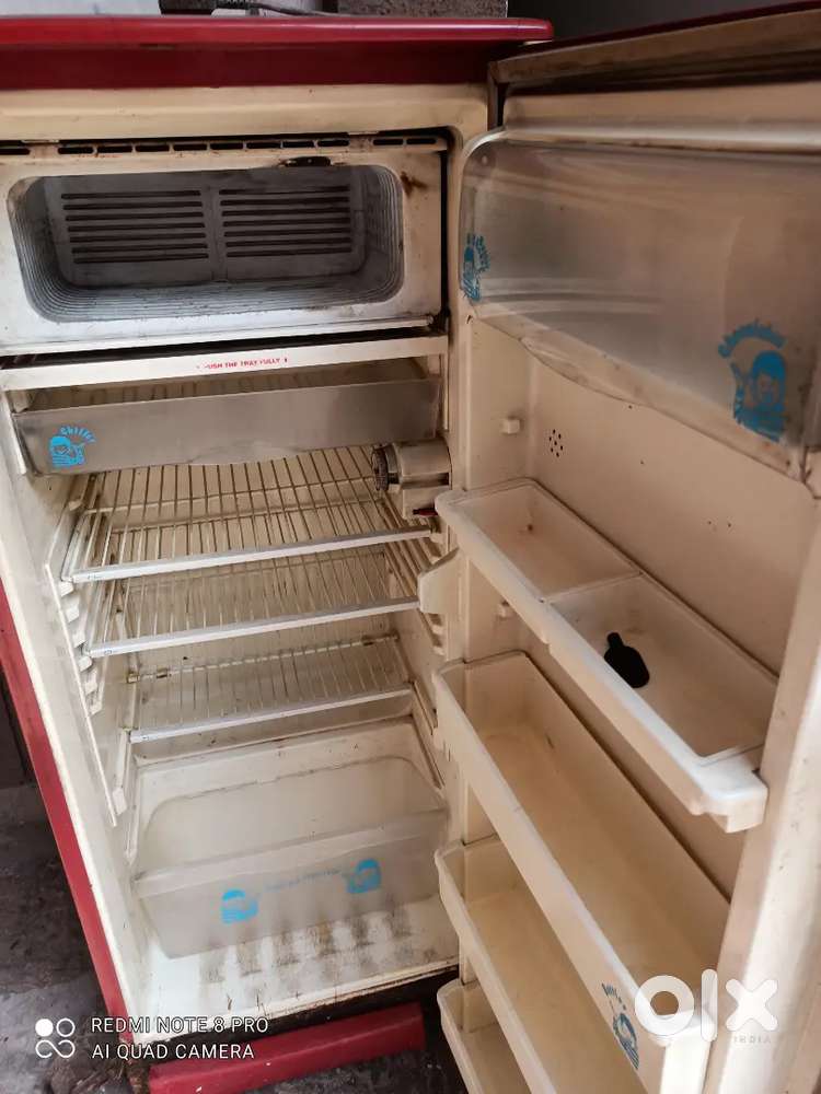 220 L Whirlpool fridge in working condition