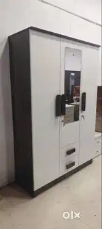 NEW 3 DOOR WARDROBE IN WOODEN HANDLE