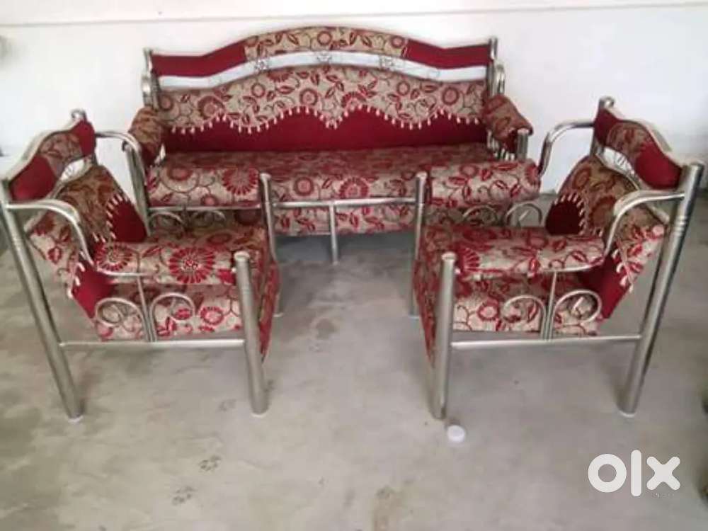 Sofa set red colour solid body  quality intrest people contact