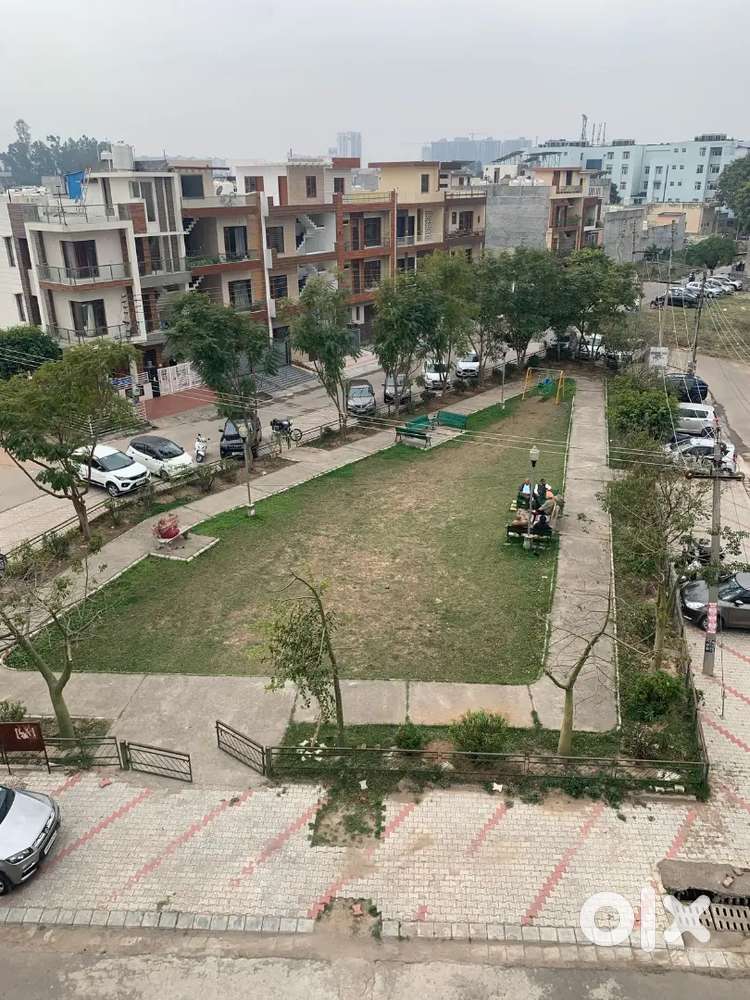 For sale 5 marla facing park kothi floor sector 77 mohali