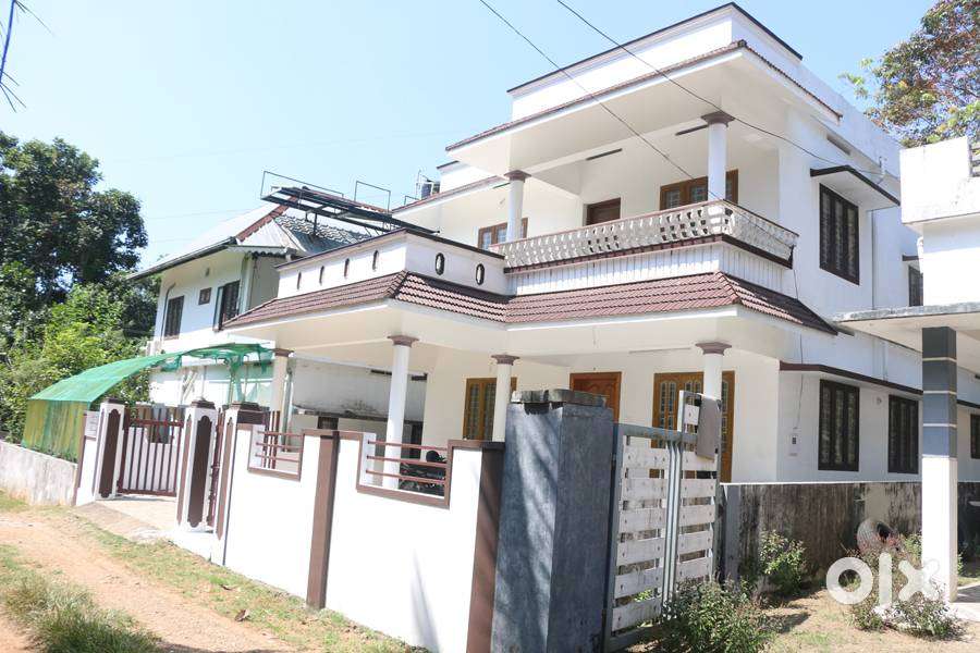 4 bed house in Ettumanoor 2405sq feet 67 lakhs