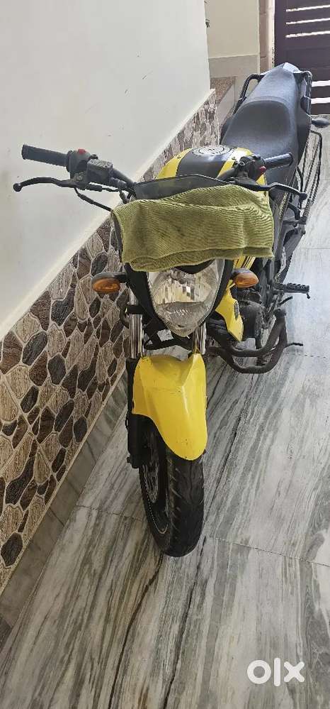 Selling yha a fzs 2011 model in very good