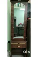 Dressing table without seat