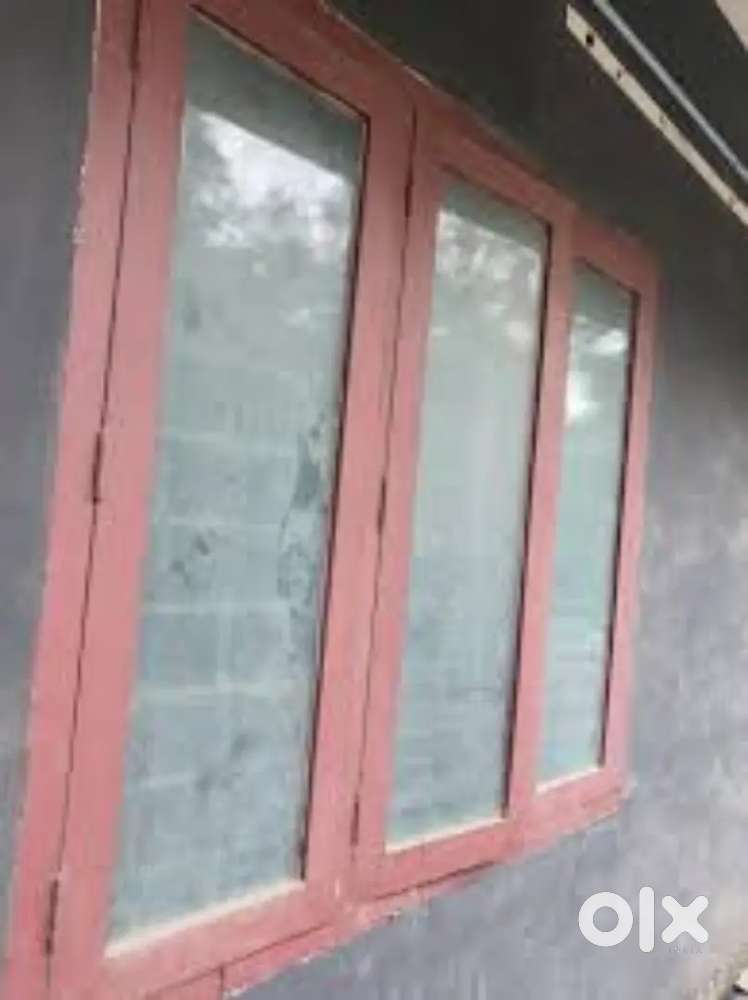 പഴയ മേത്തരം  ഓടുകൾ ജനൽ കട്ടിളകൾ