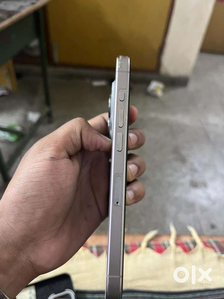 iPhone 15 pro natural titanum color