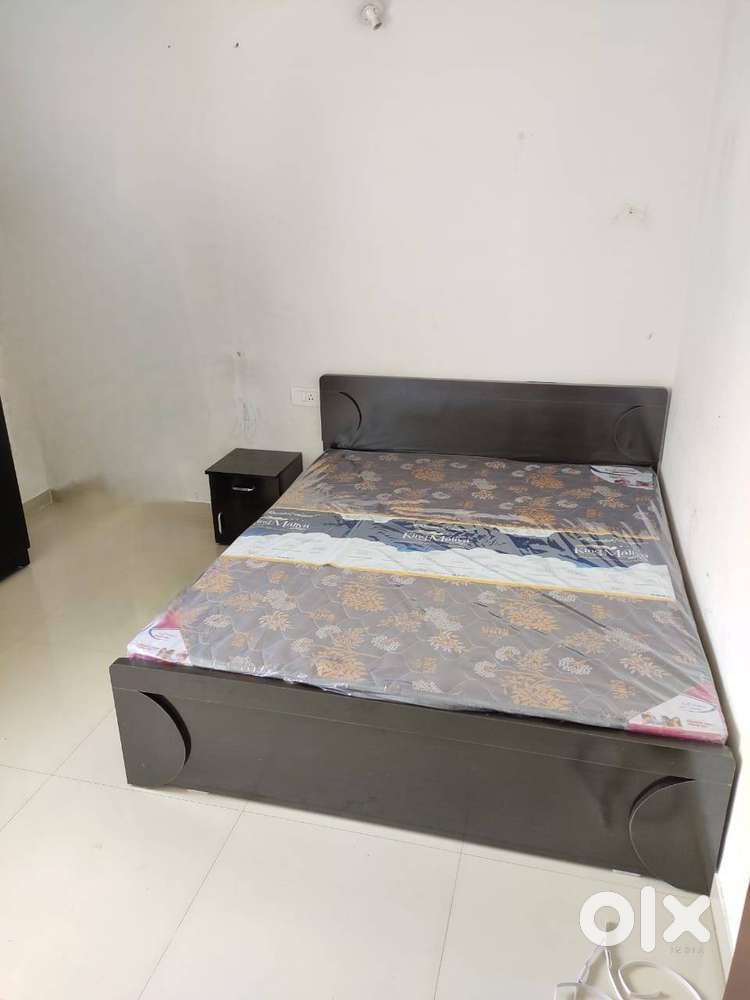 WOODEN DOUBLE BED ON RENT