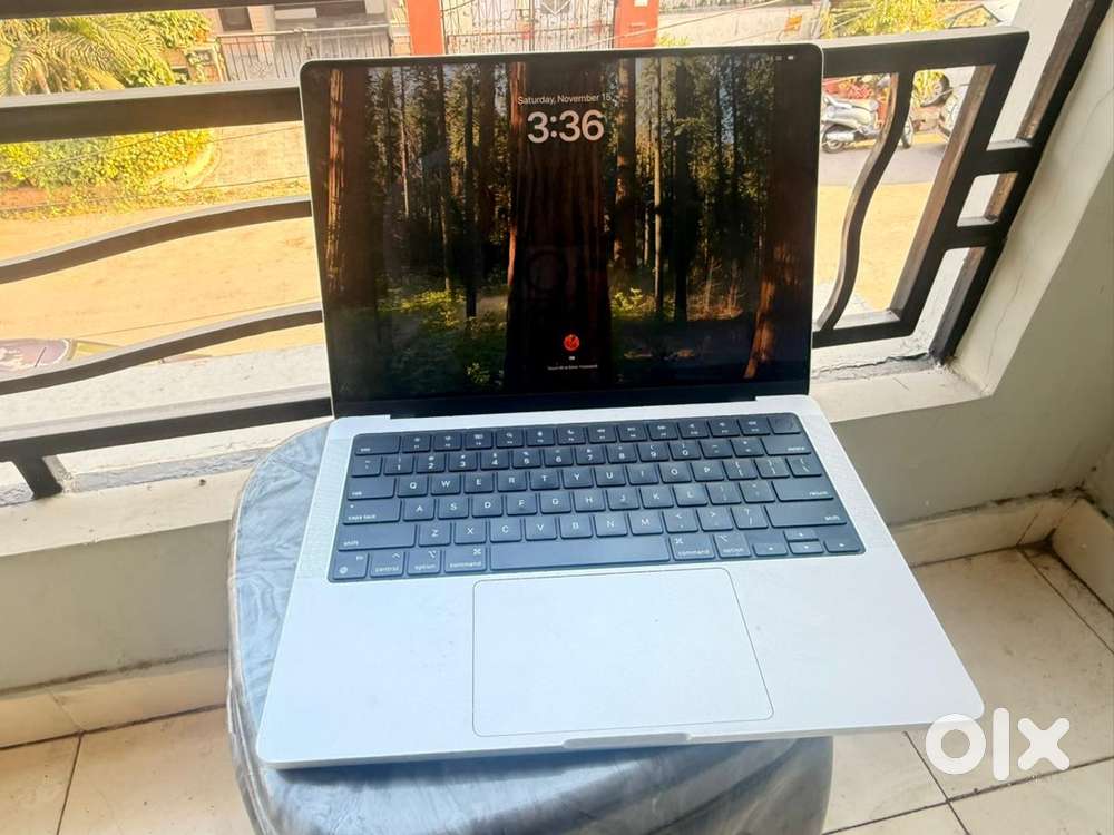 Macbook m3 pro 18gb ram  m3 pro 512 gb silver