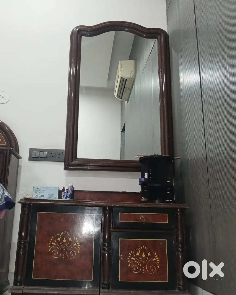 Wooden strong dressing table with mirror in good condition