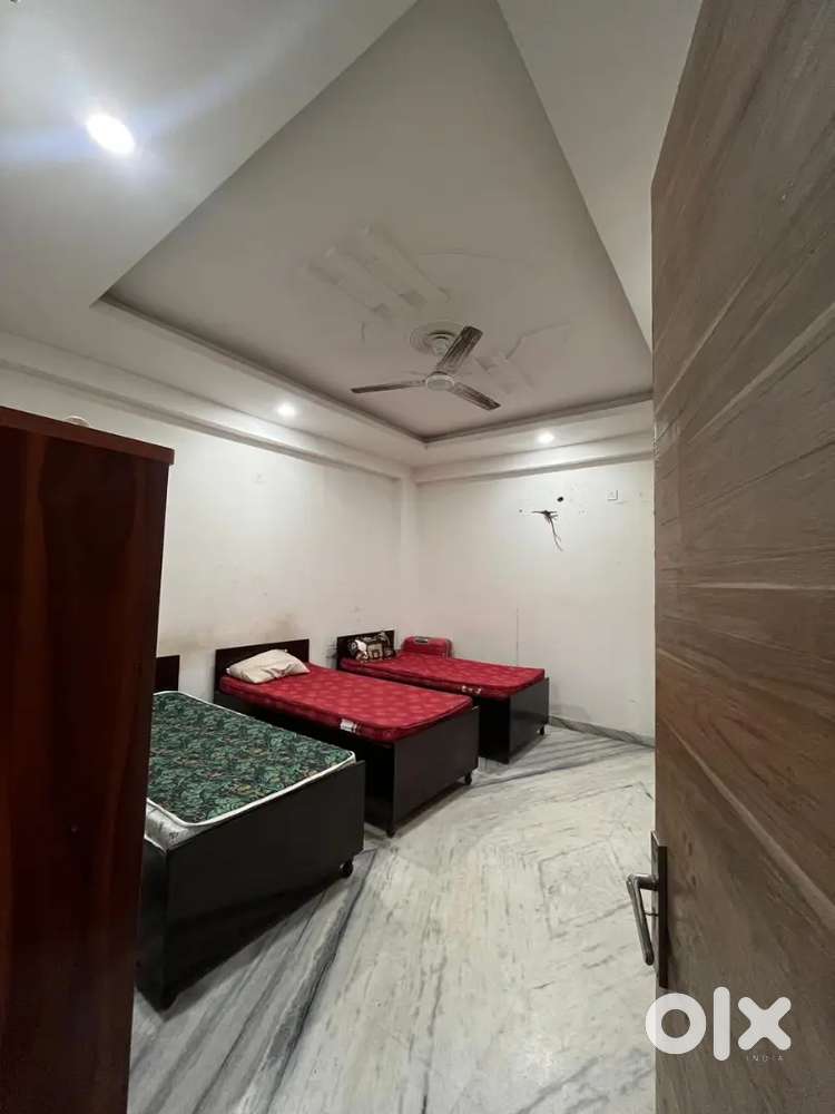 PG FOR BOYS NEAR PARI CHOCK