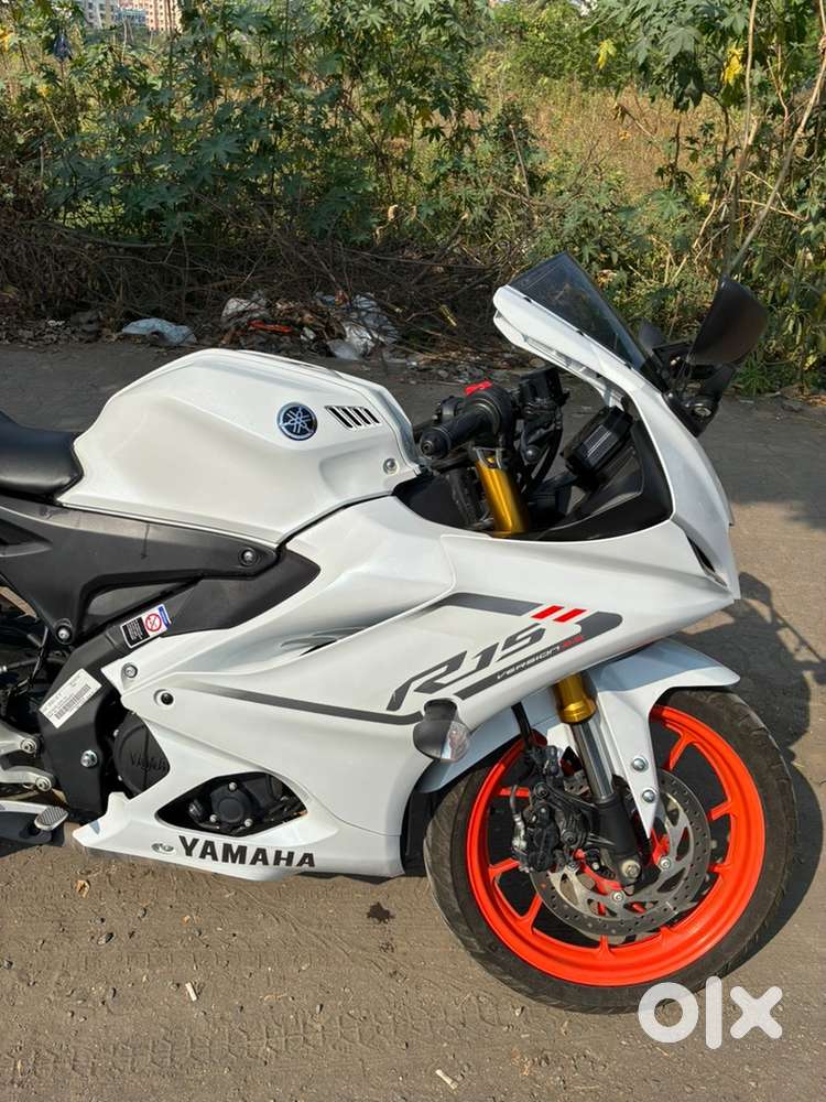 R 15 v4 tempting white with quick shifter