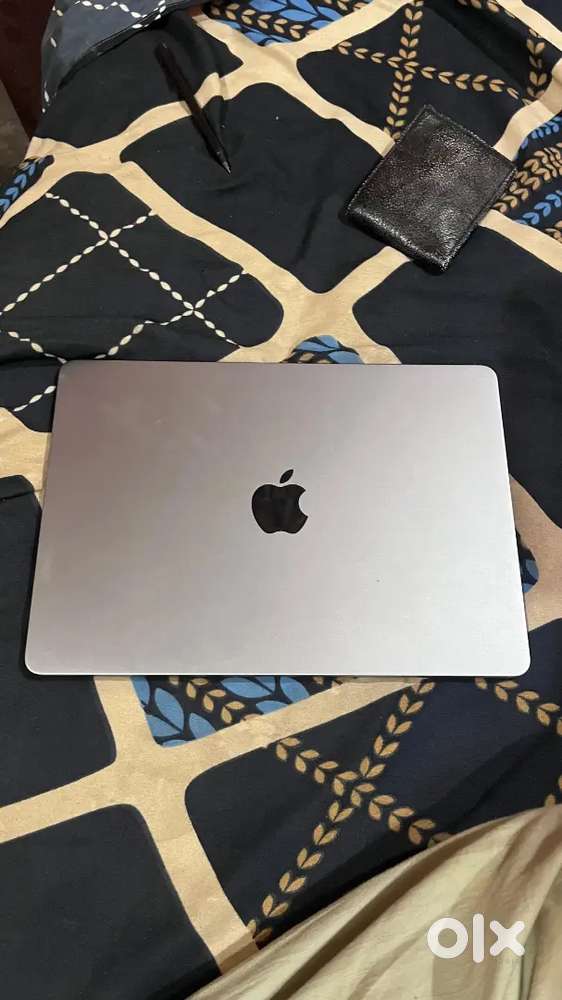 Macbook Air M3 8gb/256 battery 98% its shoroom condition its with box