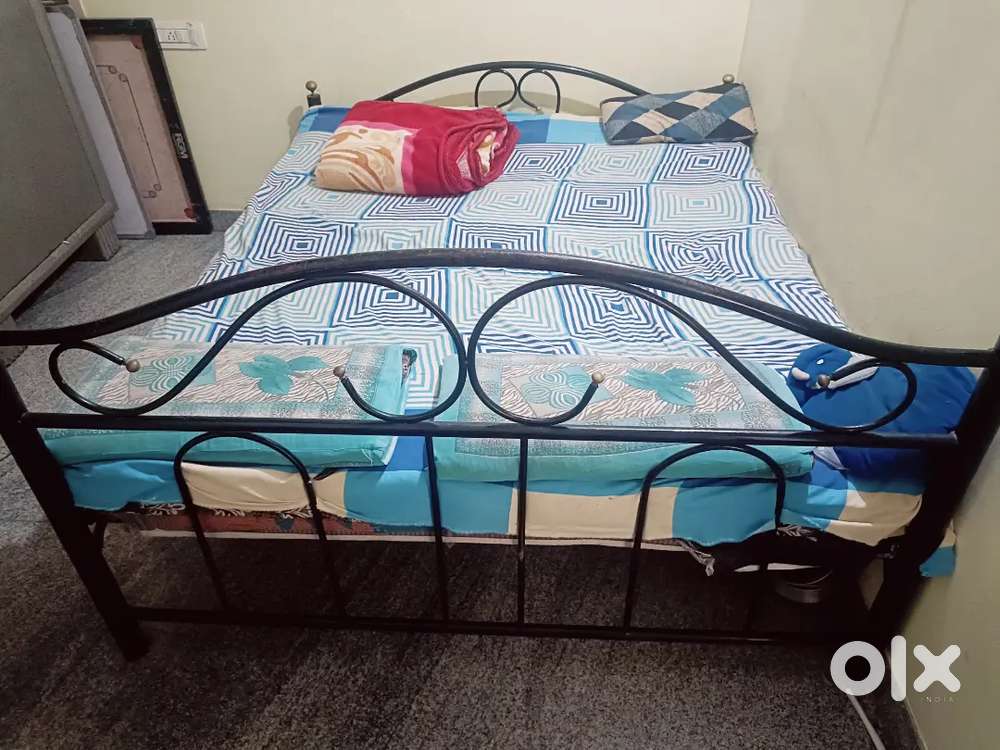 Big cot iron legs with wooden sheet