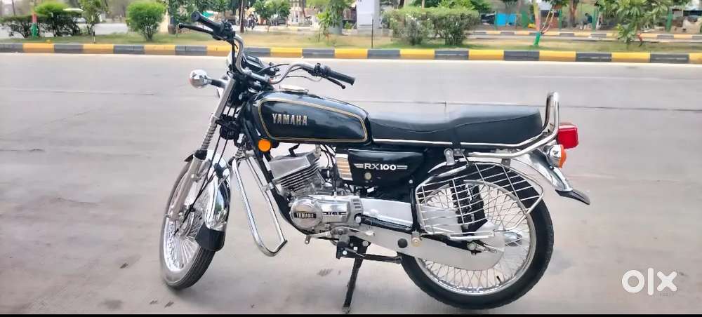 rx100 orignal in excellent condition black colour new tyre