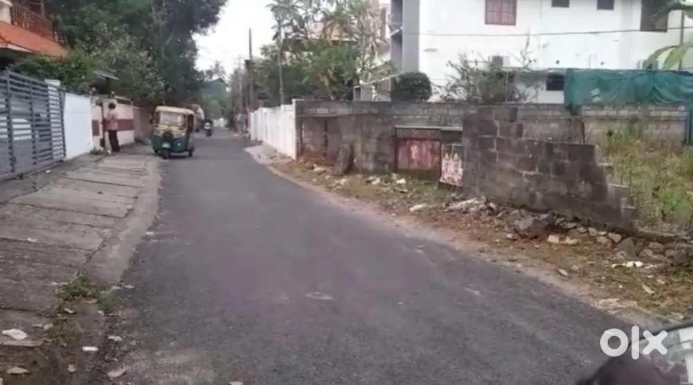 പട്ടം ജോസ്കോ ഫ്രണ്ട് വശത്തായി റോഡിൽ നിന്നും 50 മീറ്റർ 10 സെൻറ്