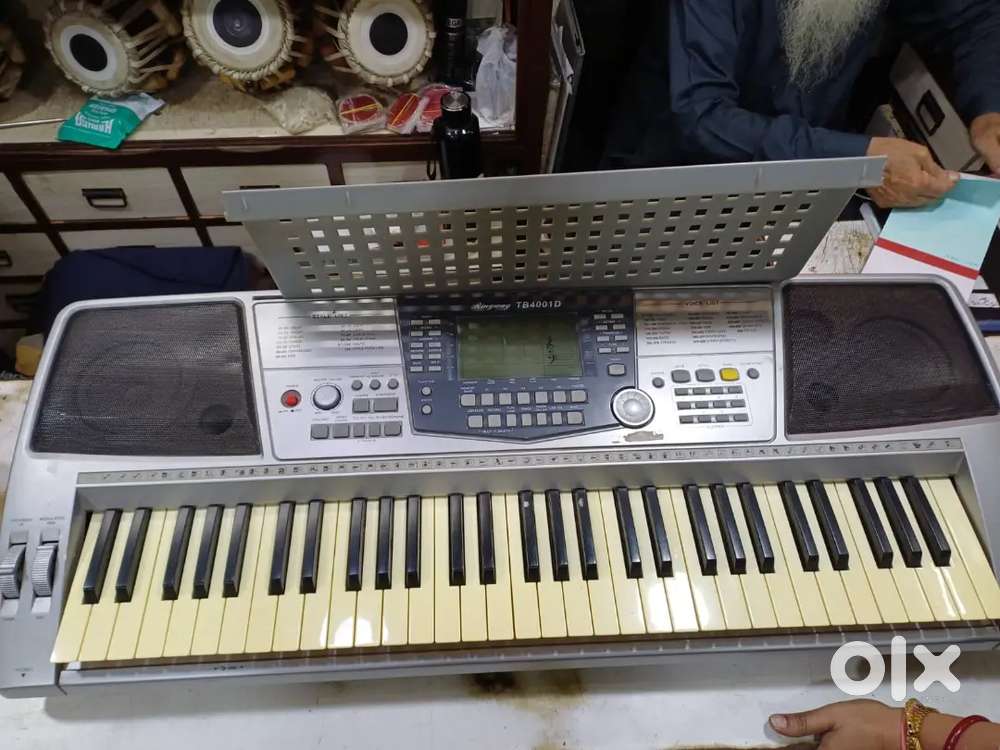 Synthesizer and keyboard